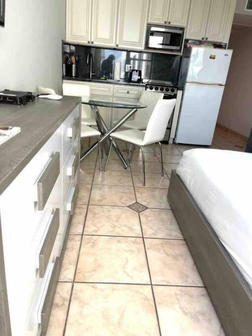 Chic Ocean Front Studio! Apartment Miami Beach Exterior photo